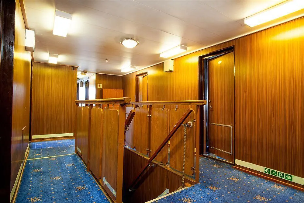 Bådhotel M/S Birger Jarl - Hotel & Hostel Stockholm